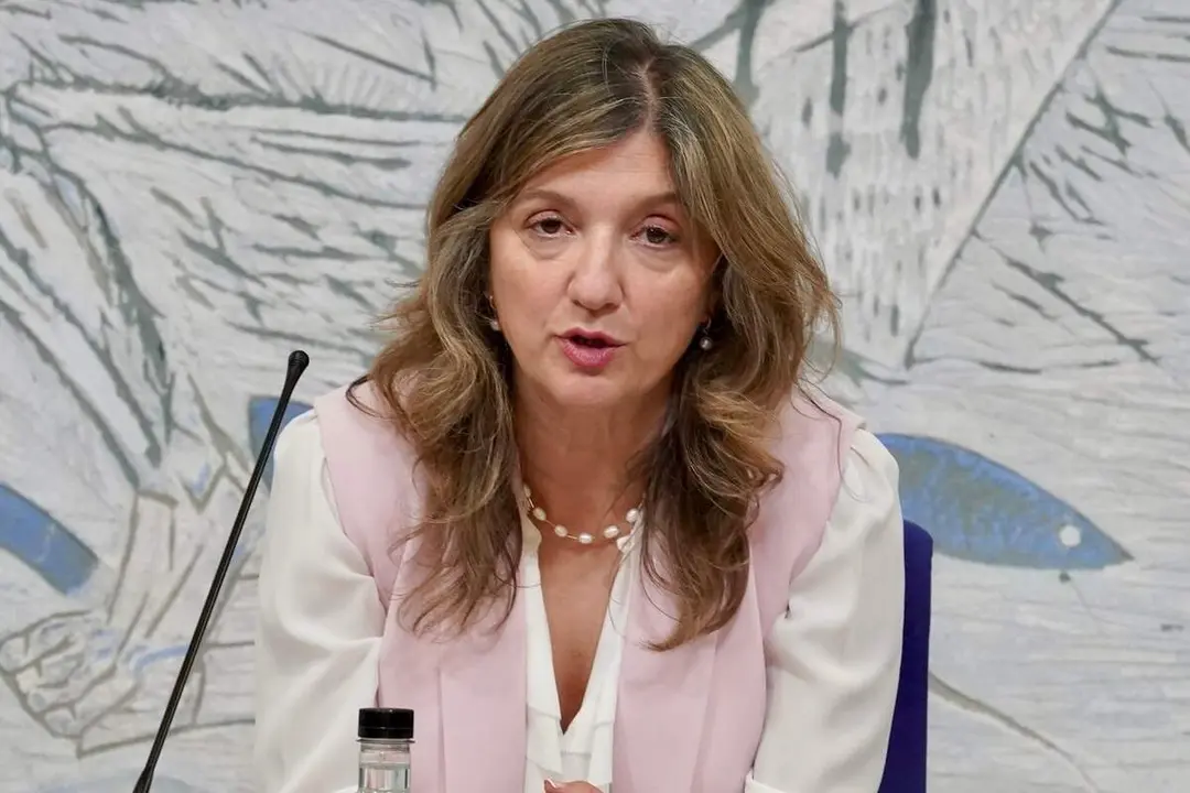La rectora de la Universidad de Le&oacute;n, Nuria Gonz&aacute;lez; la vicerrectora de Inclusi&oacute;n, Igualdad y Proyecci&oacute;n Social, Raquel Dom&iacute;nguez, y el director del &aacute;rea de Extensi&oacute;n Universitaria, Ra&uacute;l Barba, presentan la programaci&oacute;n de los Cursos de Verano 2026