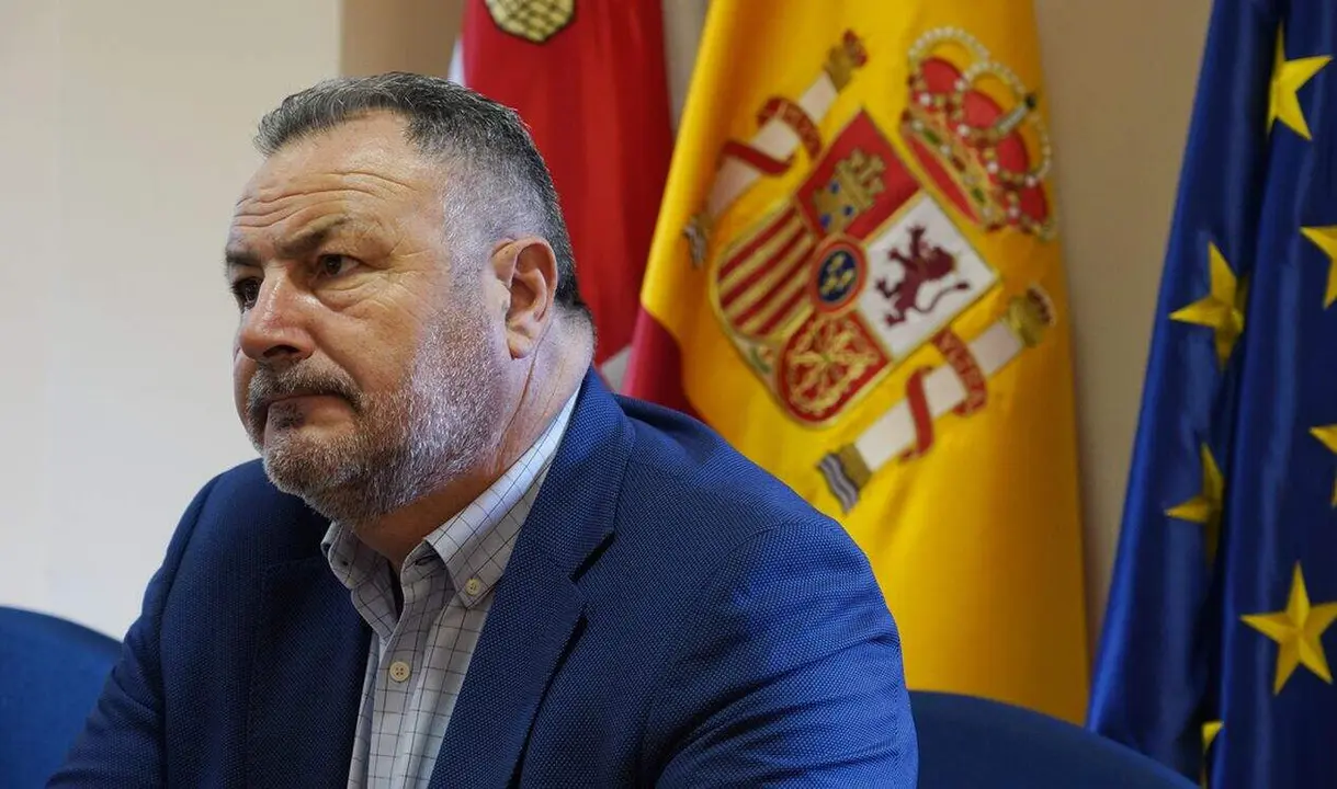 El presidente de la Mancomunidad de Municipios del Agua del Bierzo, Eduardo Moran, durante la firma del protocolo para la financiaci&oacute;n, ejecuci&oacute;n y entrega de la primera fase de las obras de eliminaci&oacute;n de aguas limpias del saneamiento del Bierzo Bajo en los municipios de Cubillos del Sil, Caba&ntilde;as Raras, Camponaraya, Carracedelo y Cacabelos (Le&oacute;n)