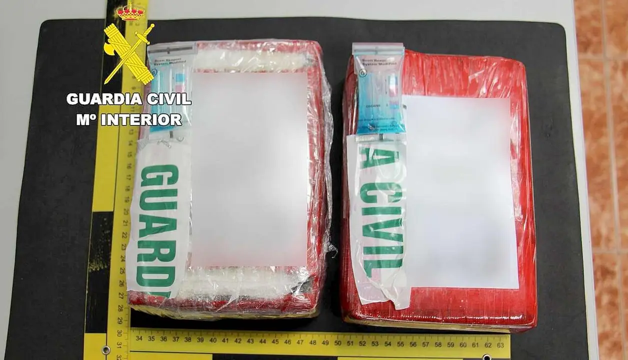 Imagen de los dos kilos de coca&iacute;na incautados por los agentes de la Guardia Civil.