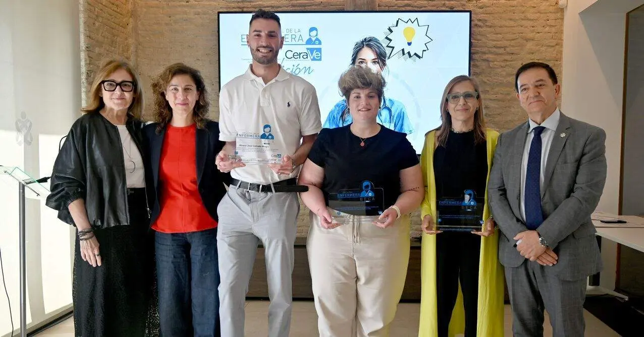 Ganadores de la beca 'En la Piel de la Enfermera, una gu&iacute;a visual en atopia para ni&ntilde;os con TEA, crioterapia local en pacientes con c&aacute;ncer de mama y la prevenci&oacute;n de infecciones por da&ntilde;o solar en futbolistas