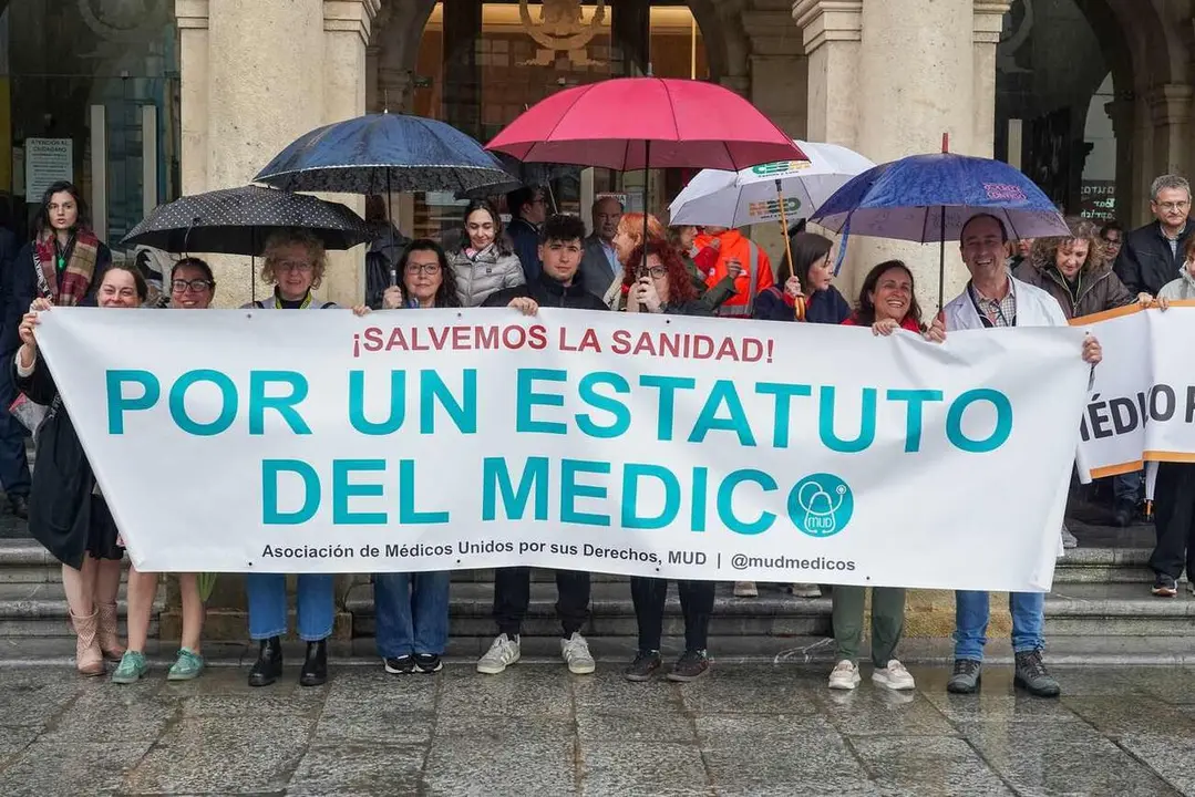 Le&oacute;n acoge una manifestaci&oacute;n de m&eacute;dicos en el marco de las movilizaciones del sector contra el Estatuto Marco que plantea el Ministerio de Sanidad, con la asistencia del presidente de la Confederaci&oacute;n Espa&ntilde;ola de Sindicatos M&eacute;dicos en Castilla y Le&oacute;n, Jos&eacute; Luis D&iacute;az Villarig&nbsp;
