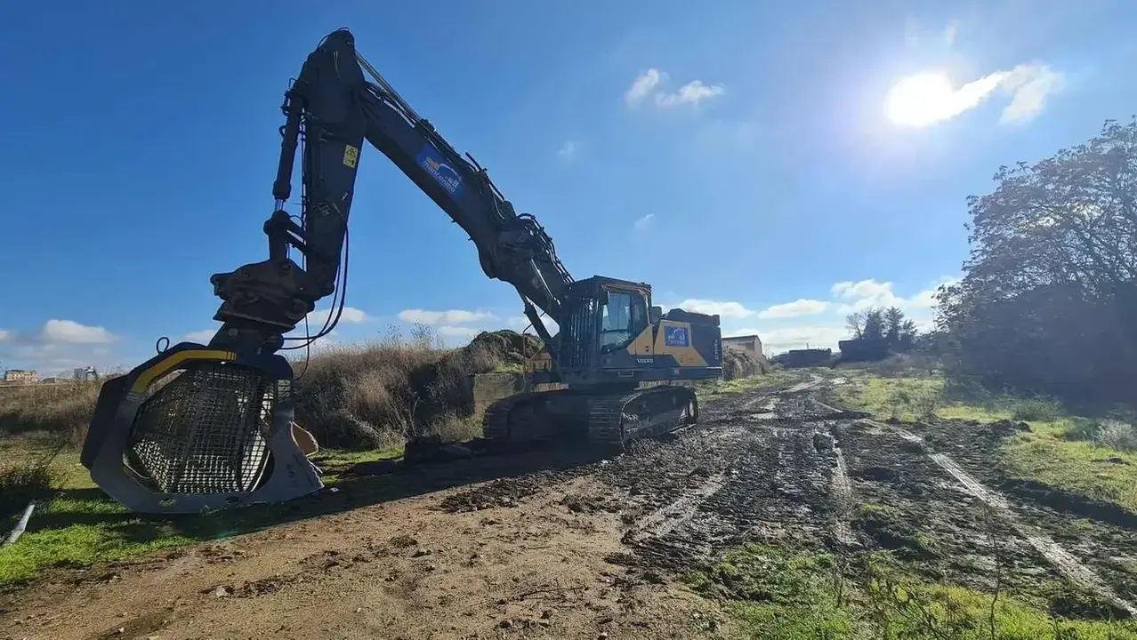 Una m&aacute;quina retroexcavadora en la zona pendiente de desarrollo junto al Palacio de Congresos.