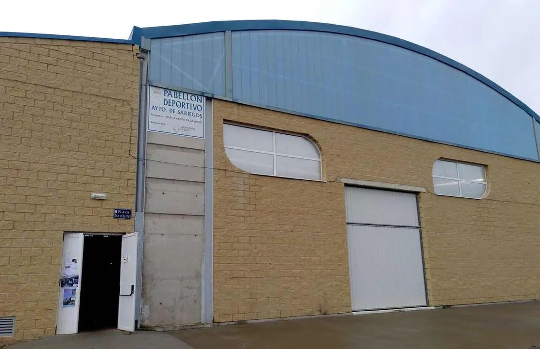 Imagen exterior del pabell&oacute;n de Sariegos.