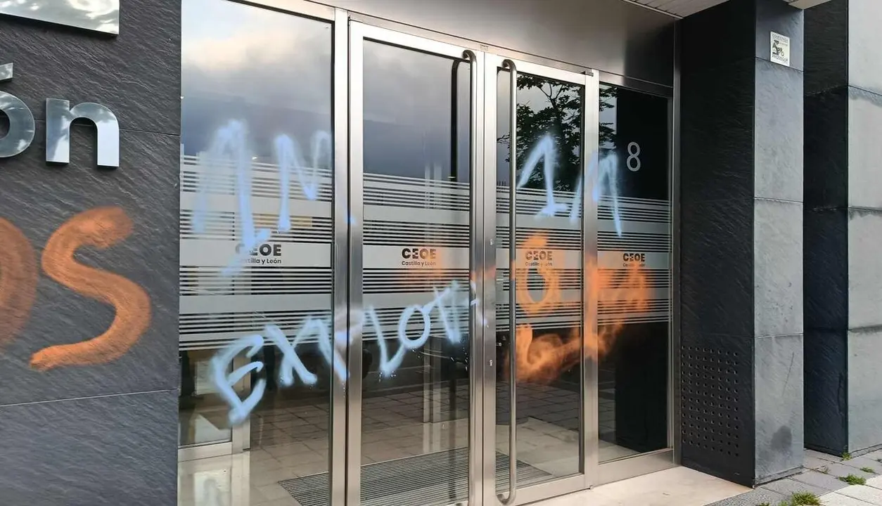 Imagen de los actos vand&aacute;licos en la sede de CEOE.