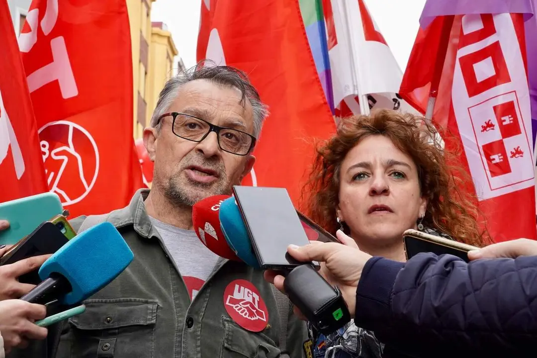 Enrique Reguero (UGT) y Elena Blasco (CCOO), durante la manifestaci&oacute;n del 1 de mayo del a&ntilde;o pasado. Foto: Campillo.