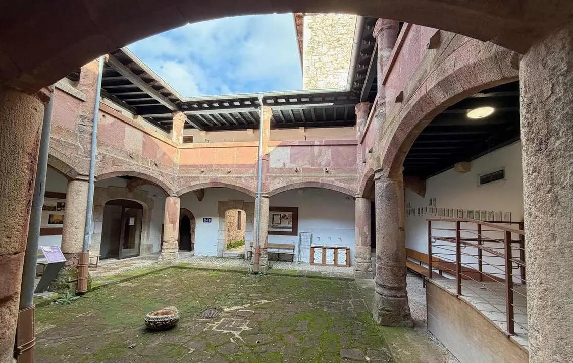 Claustro Menor del Monasterio donde se sit&uacute;a el Albergue de Peregrinos.