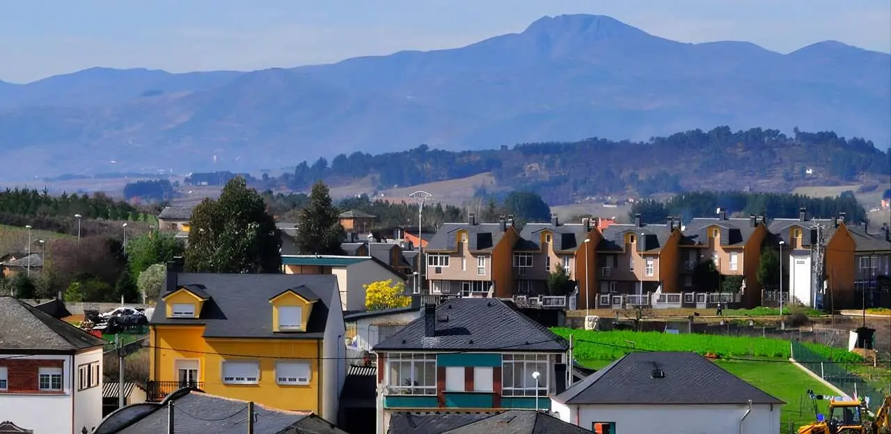 Imagen de la localidad berciana de Caba&ntilde;as Raras.
