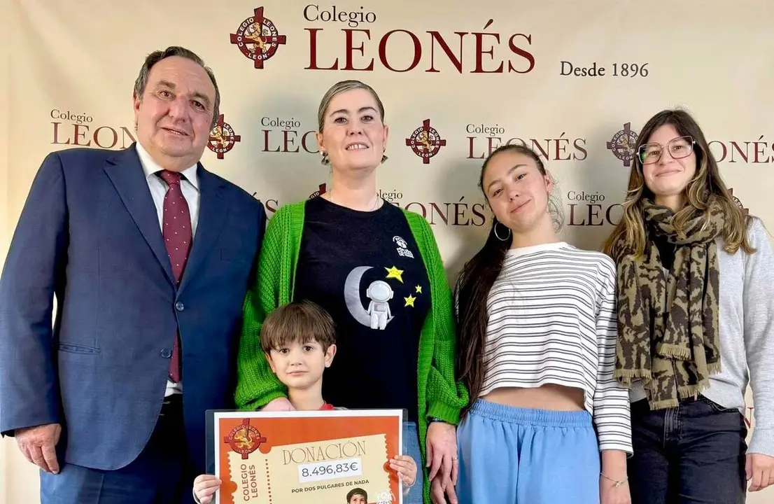 Un instante de la entrega del dinero recaudado a la fundaci&oacute;n del peque&ntilde;o Dar&iacute;o.