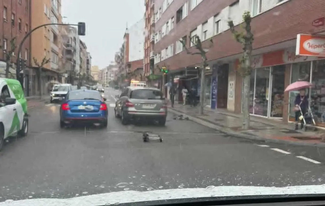 Imagen de la gr&uacute;a municipal tras perder un nuevo veh&iacute;culo por las calles de Le&oacute;n.