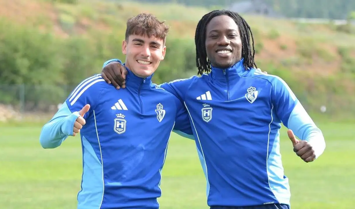 Los jugadores de la Ponferradina bromean momentos antes de iniciar el entrenamiento.