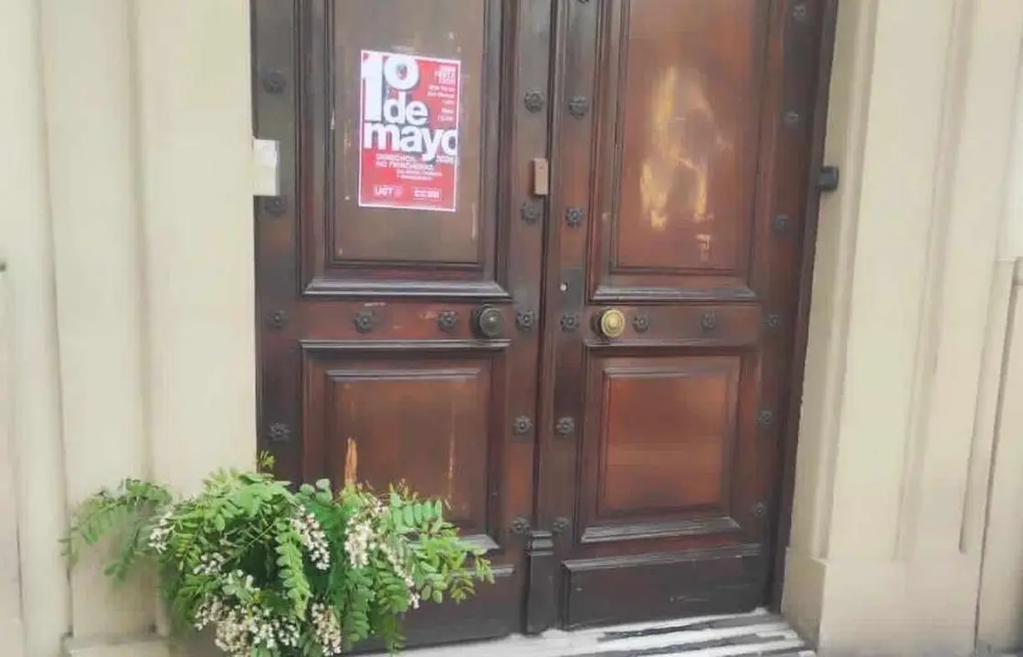 Imagen de la puerta de UGT vandalizada con s&iacute;mbolos nazi.