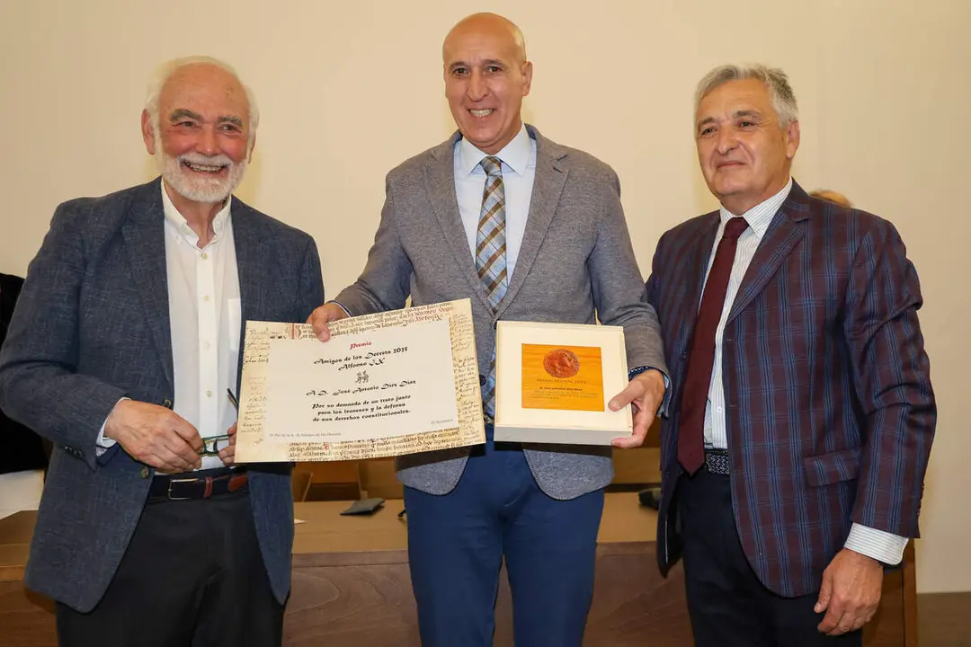 La Asociaci&oacute;n de Amigos de los Decreta entrega los Premios Decreta 2025 al expresidente de Cantabria, Miguel &Aacute;ngel Revilla; el alcalde de Le&oacute;n, Jos&eacute; Antonio Diez, y la escritora y periodista Marta Garc&iacute;a Aller