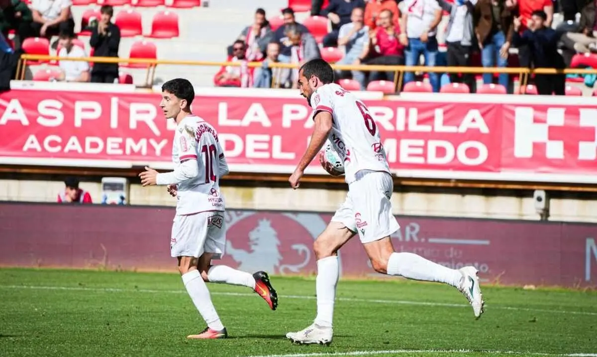 Maestre coge el bal&oacute;n tras conseguir el 2-2.