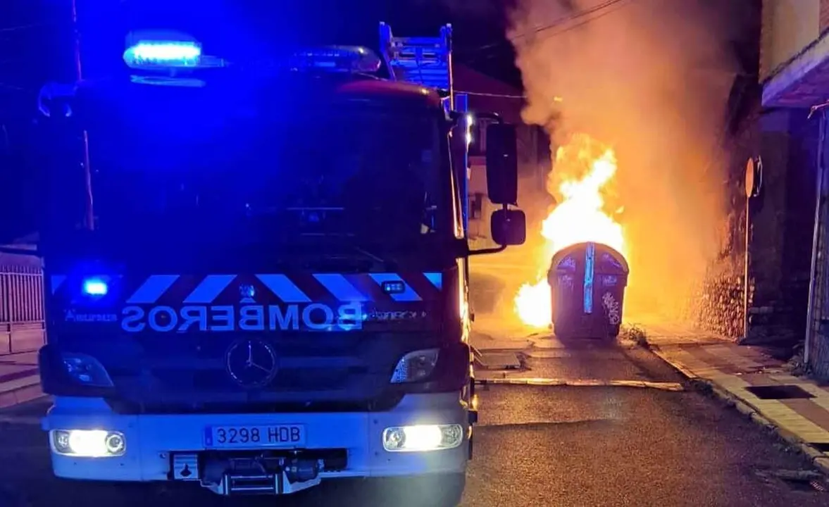Imagen de un contenedor incendiado durante la &uacute;ltima madrugada.