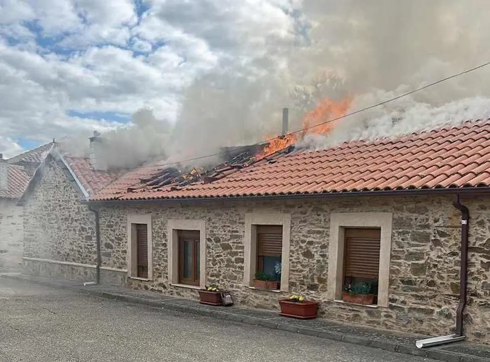 Imagen de las viviendas, en el momento de ser declarado el incendio.