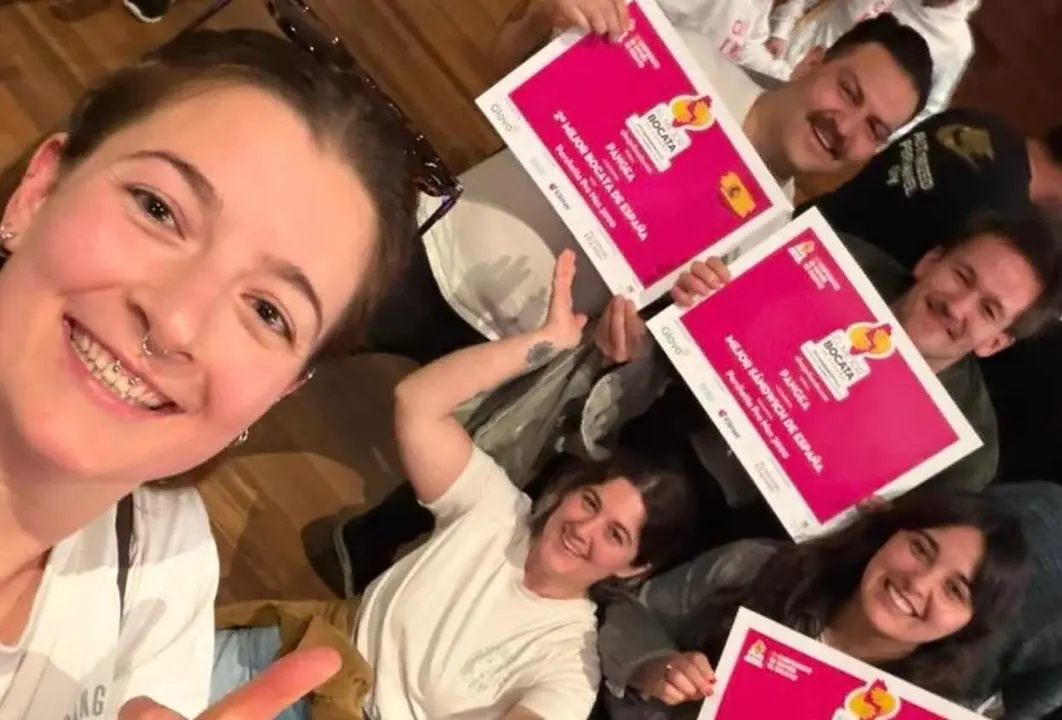 La 'familia' de Pangea celebra el nuevo galard&oacute;n.