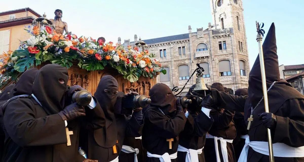 Acto del Perd&oacute;n mediante el indulto a una presa en el transcurso de la Procesi&oacute;n del Perd&oacute;n, organizada por la Cofrad&iacute;a del Santo Cristo del Perd&oacute;n