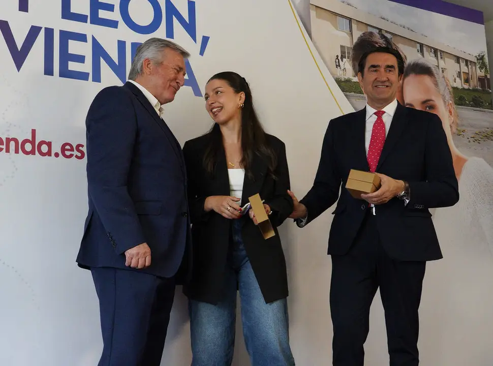 El consejero de Medio Ambiente, Vivienda y Ordenaci&oacute;n del Territorio en funciones, Juan Carlos Su&aacute;rez-Qui&ntilde;ones, visita la promoci&oacute;n finalizada de viviendas protegidas de Posada del Bierzo (Le&oacute;n)