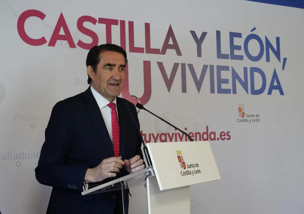 El consejero de Medio Ambiente, Vivienda y Ordenaci&oacute;n del Territorio en funciones, Juan Carlos Su&aacute;rez-Qui&ntilde;ones, visita la promoci&oacute;n finalizada de viviendas protegidas de Posada del Bierzo (Le&oacute;n)