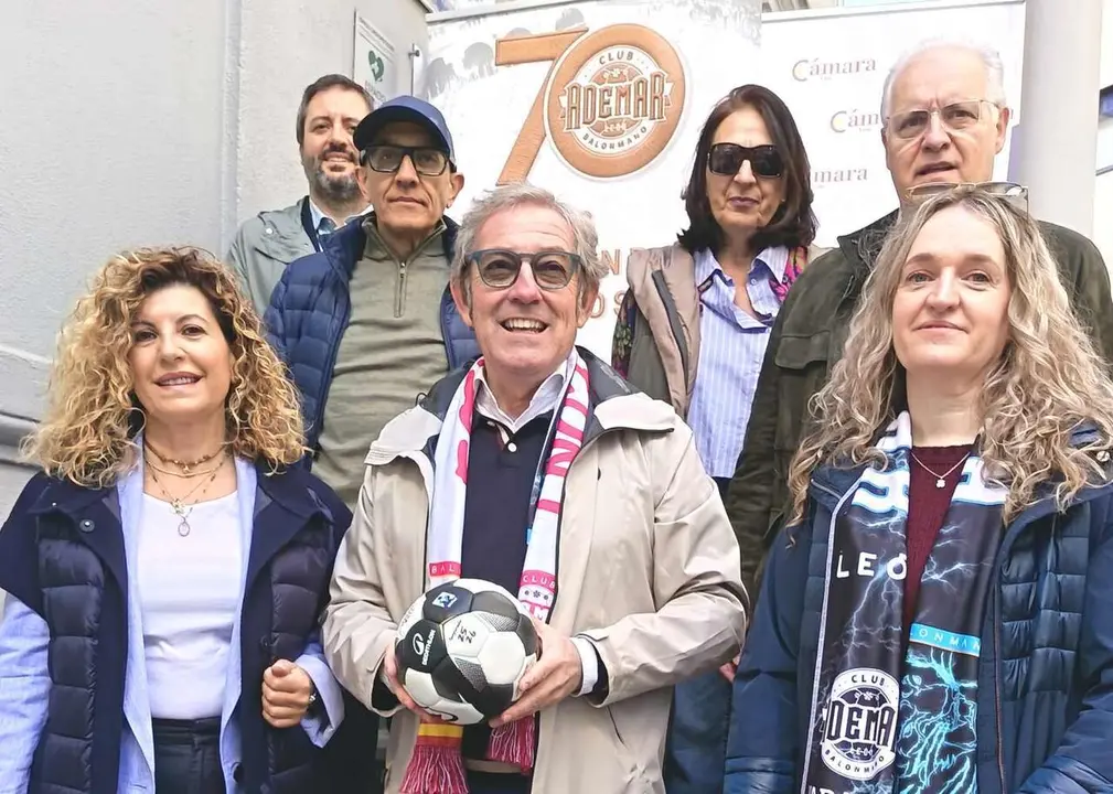 Foto de familia a la conclusi&oacute;n de la firma del acuerdo.