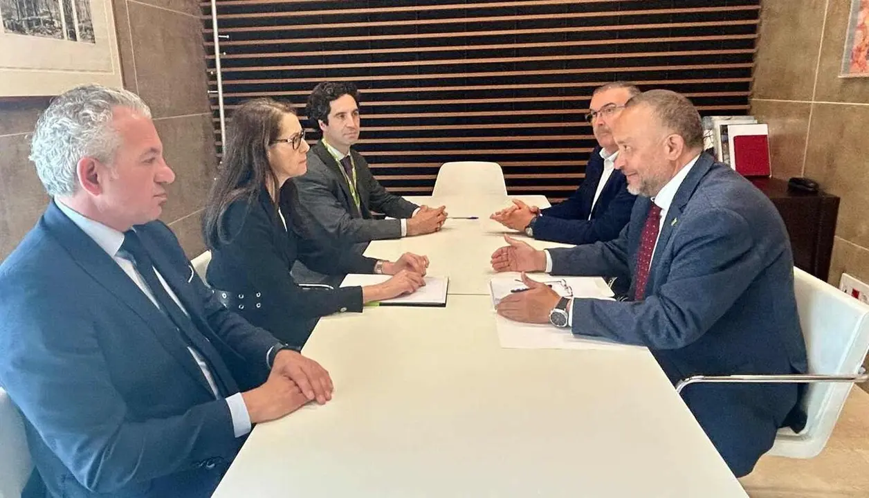 Un instante del encuentro institucional en el Aeropuerto de Le&oacute;n.