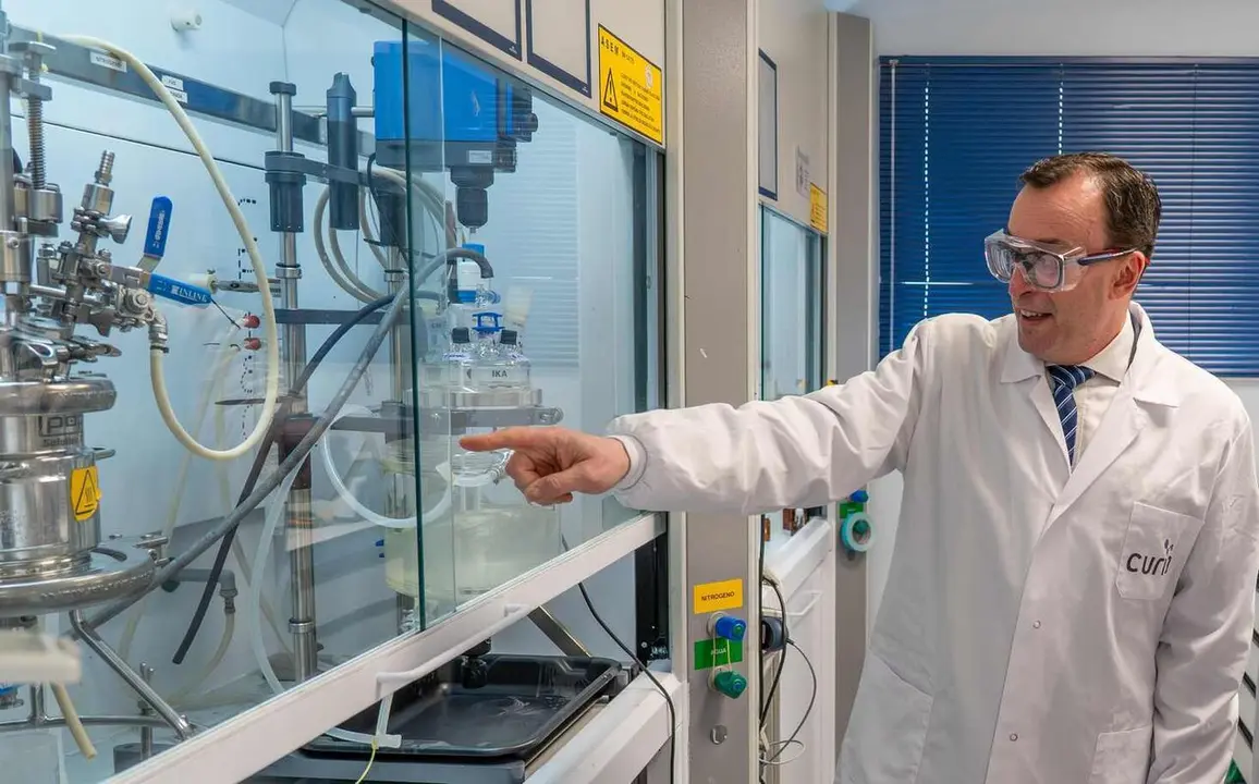 Responsables de la biofarmac&eacute;utica Curia Spain, durante una visita institucional a sus instalaciones.