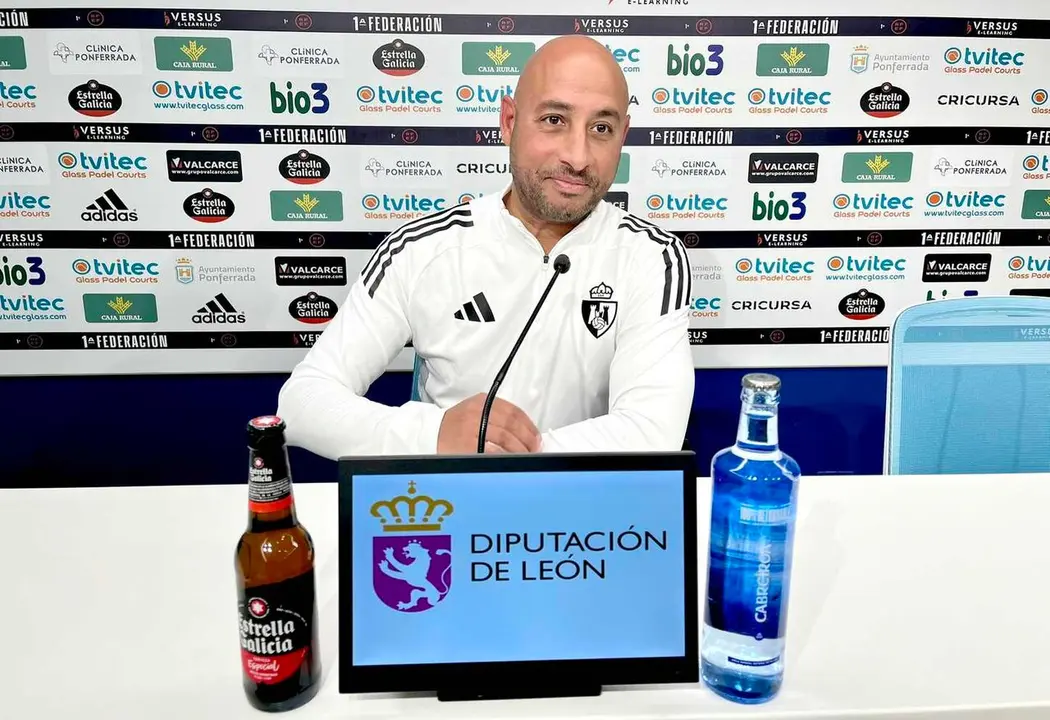 El entrenador de la Ponferradina, Nafti, durante la rueda de prensa.
