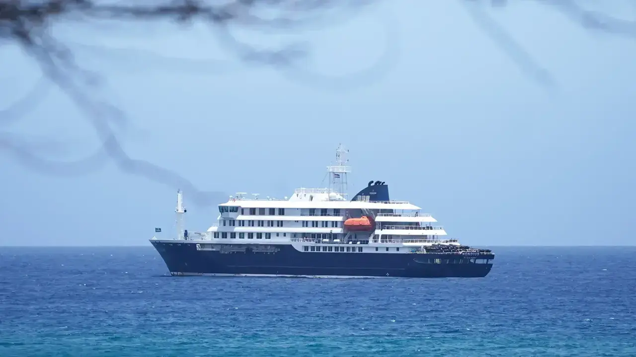 Imagen del barco de camino a puerto.