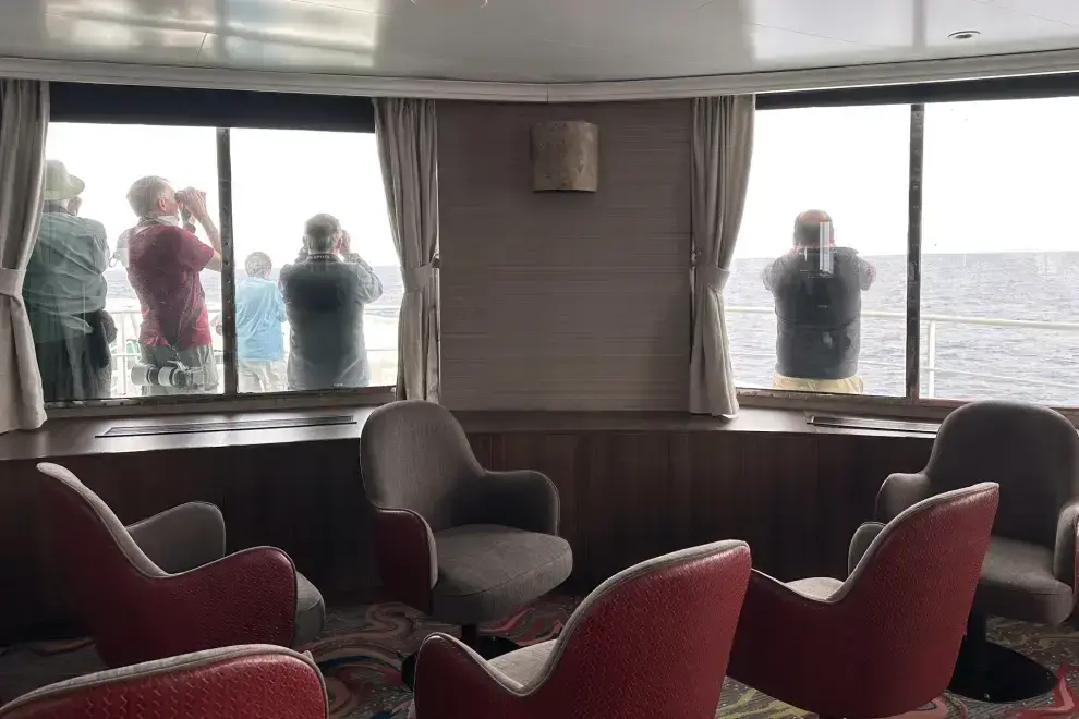 Pasajeros en el interior del MV Hondius.