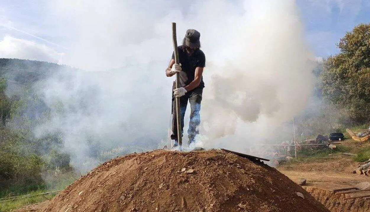 Estudiantes de Forestales del Campus de Ponferrada conocen en Villar de los Barrios una carbonera tradicional como ejemplo de gesti&oacute;n y bioeconom&iacute;a rural