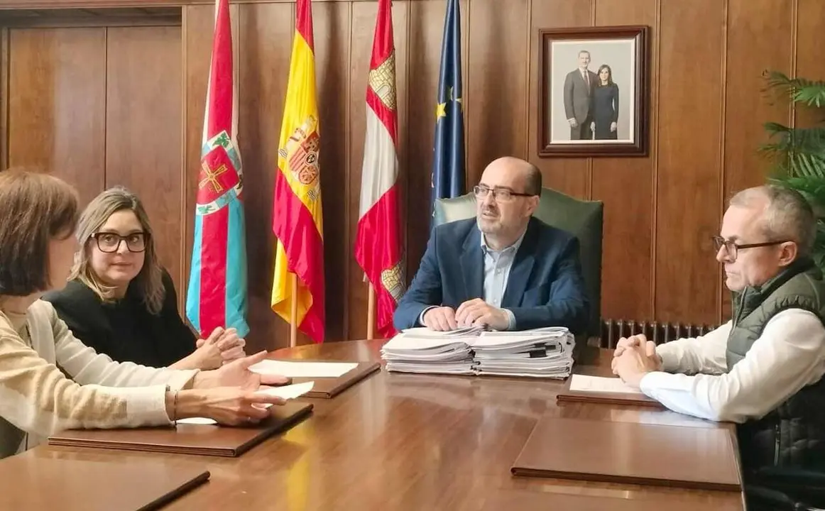 Marco Morala, durante la reuni&oacute;n mantenida en la alcald&iacute;a de Ponferrada.