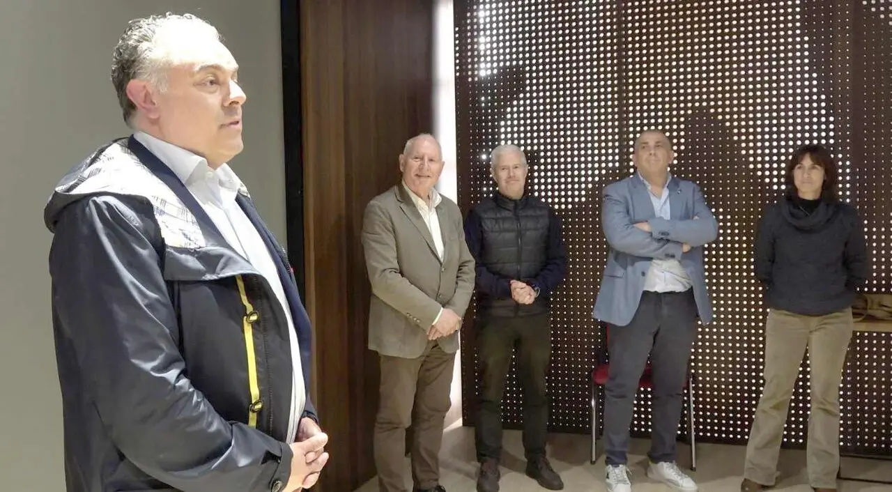 El alcalde de Astorga interviene ante los representantes de la energ&eacute;tica.