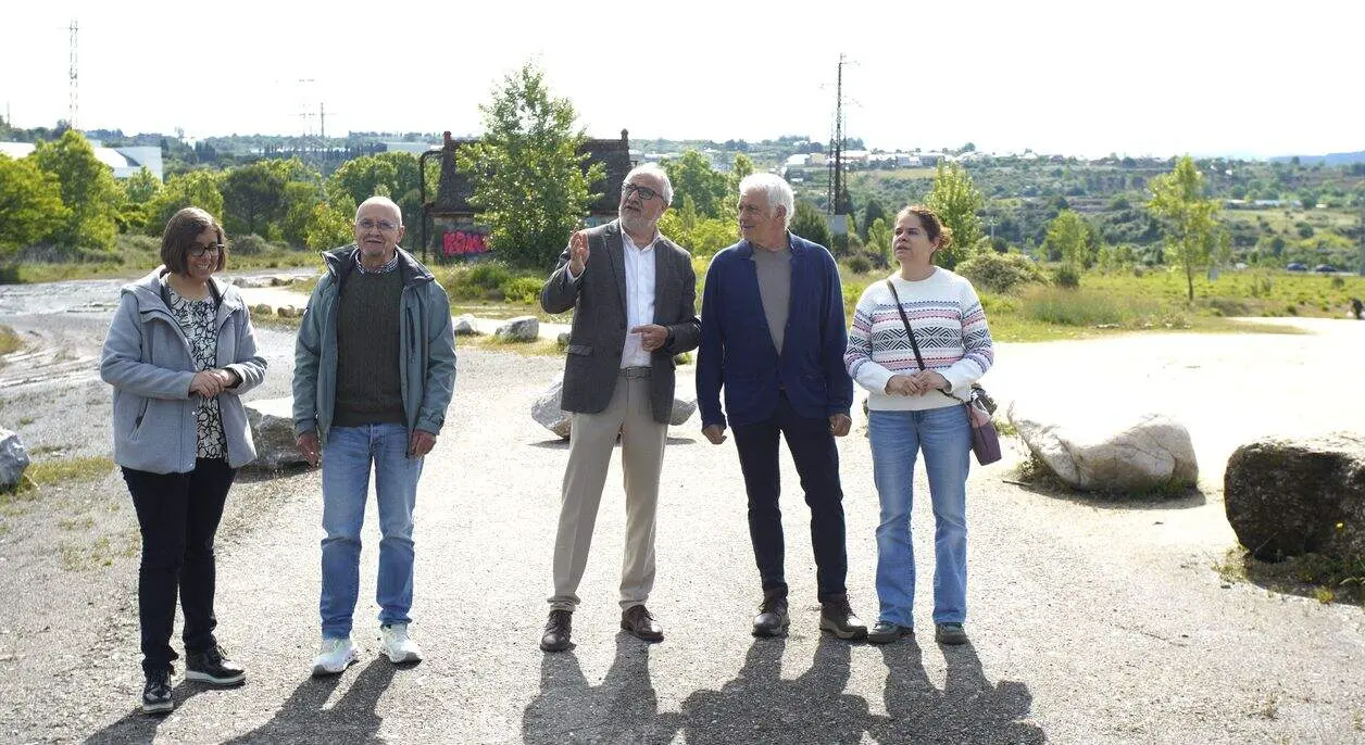 El portavoz del grupo municipal socialista de Ponferrada, Olegario Ram&oacute;n (C), junto a varios concejales socialistas, durante la comparecencia de esta ma&ntilde;ana para pedir la realizaci&oacute;n de la ronda interior norte de la ciudad
