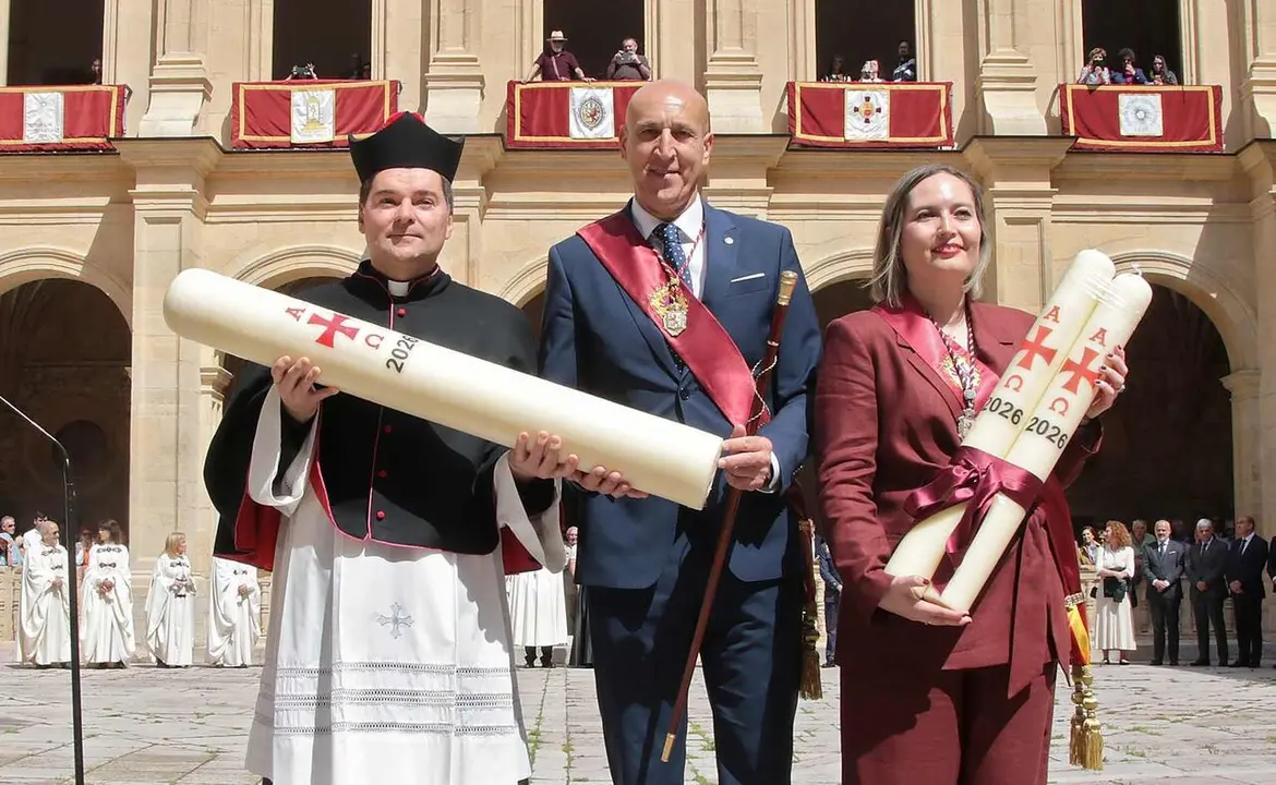 Le&oacute;n acoge la tradicional ceremonia de Las Cabezadas, que este a&ntilde;o enfrenta al abad del Cabildo de san Isidoro, Luis Garc&iacute;a, y a la concejala de Comercio, Consumo y Fiestas, Camino Orejas