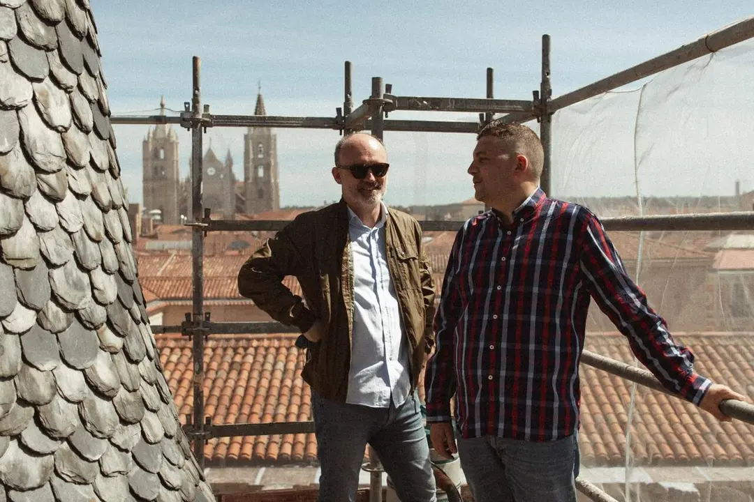 Zabaleta (Dcha.), creador de SONDA, junto a su socio en Casa Botines en cuyo entorno se celebra este s&aacute;bado Gaud&iacute; DIM 2026.
