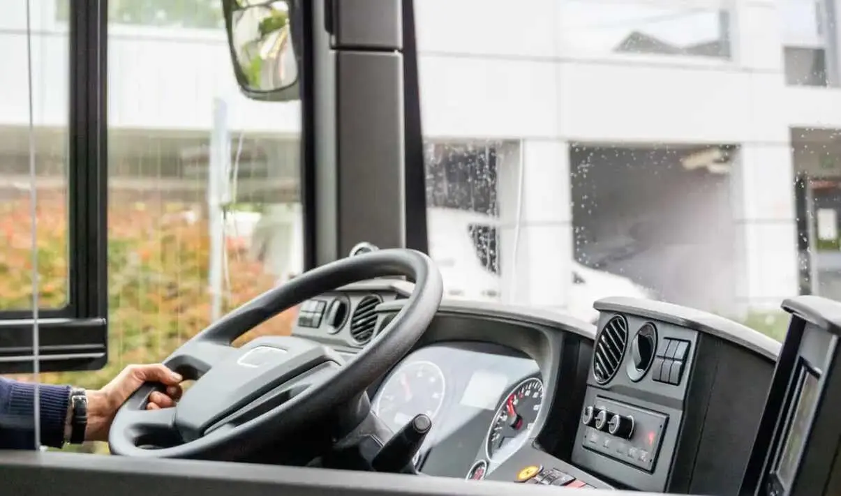 Imagen de un conductor de autob&uacute;s durante su jornada laboral.