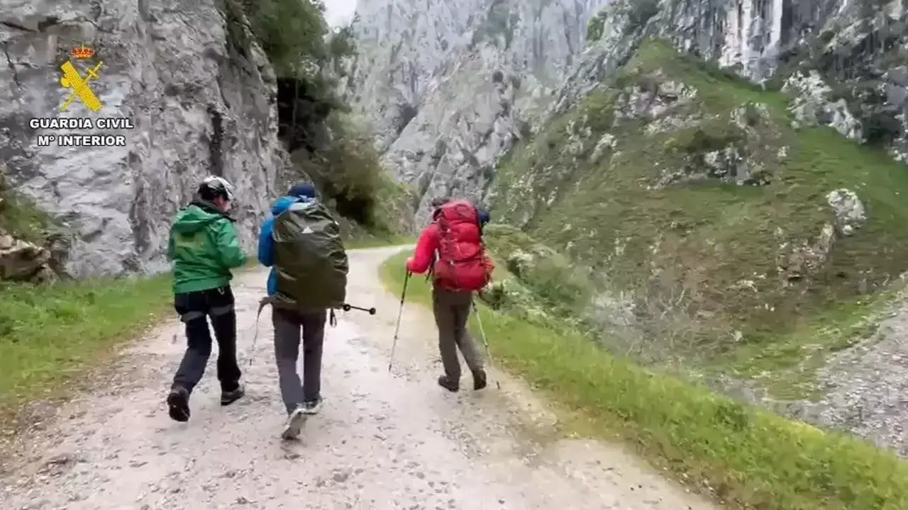 Efectivos del Greim durante el rescate de los tres monta&ntilde;eros.