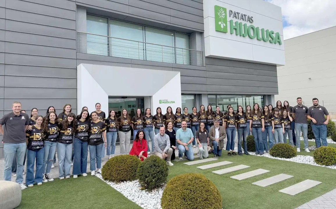 Foto de familia de la visita del equipo a las instalaciones de Somos Hijolusa.