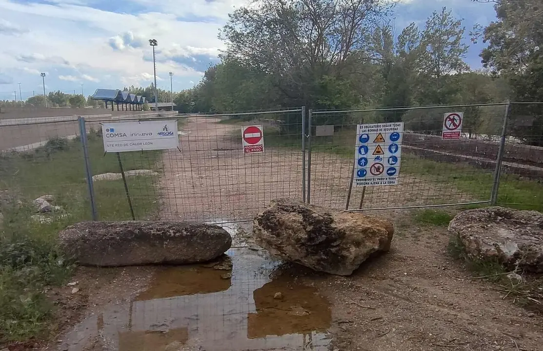 Imagen aportada por Ecologistas sobre el cierre perimetral realizado en el entorno de la futura red de calor.