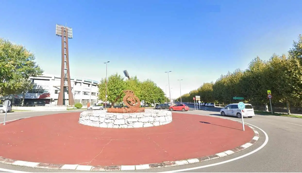 Acceso a S&aacute;enz de Miera desde la glorieta de la Cultural Leonesa.