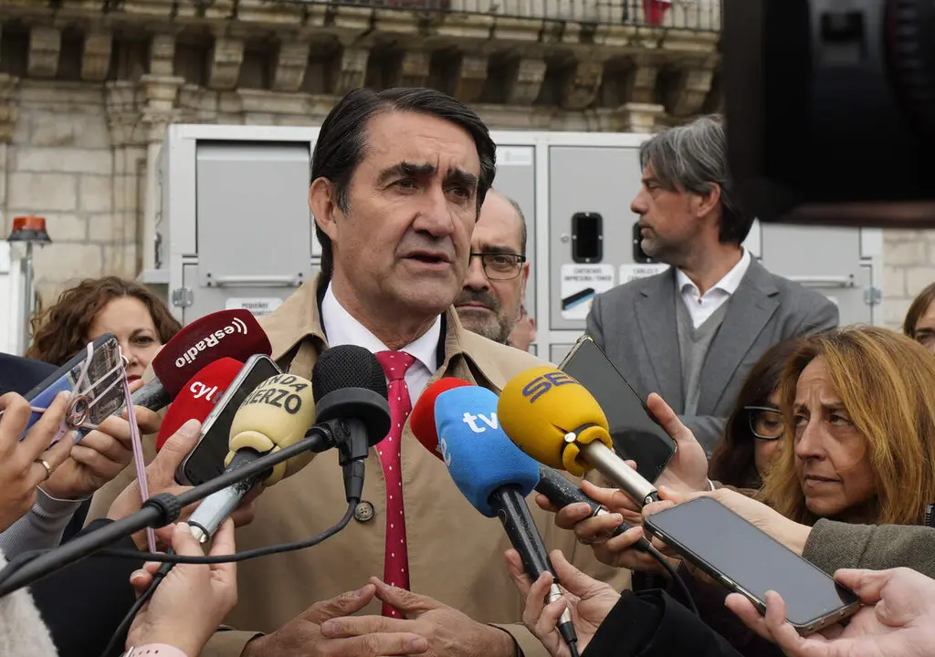 El consejero de Medio Ambiente, Vivienda y Ordenaci&oacute;n del Territorio, Juan Carlos Su&aacute;rez-Qui&ntilde;ones, asiste a la entrega de puntos limpios m&oacute;viles a los ayuntamientos de Ponferrada y Bembibre