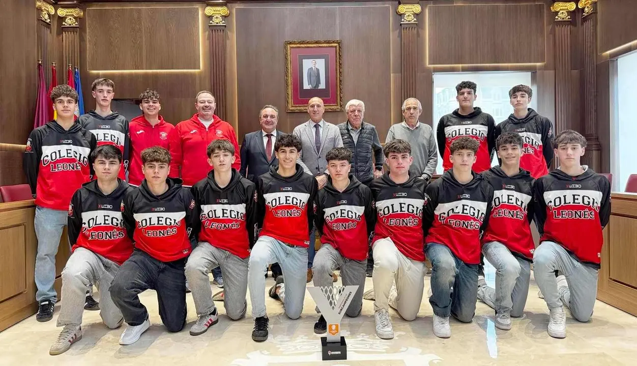 Los cadetes del Colegio Leon&eacute;s, acompa&ntilde;ados por representantes del centro, durante la recepci&oacute;n en el Ayuntamiento de Le&oacute;n.