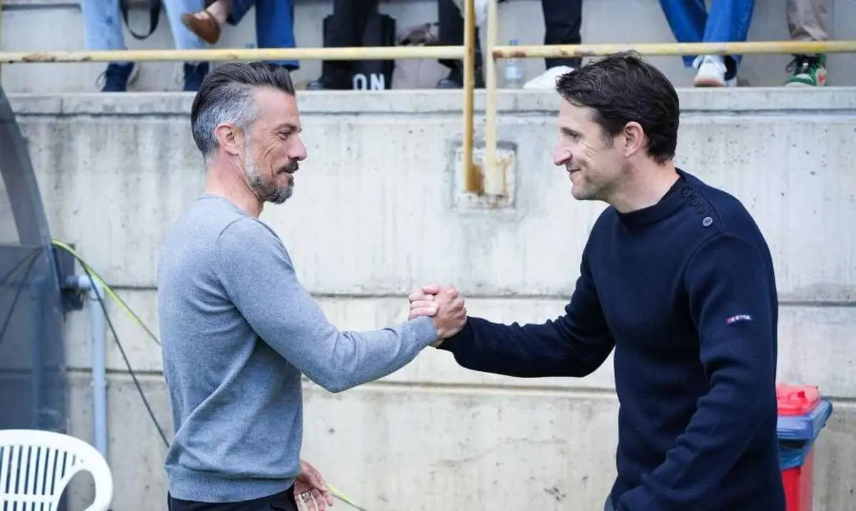 Rub&eacute;n de la Barrera saluda al entrenador del Eibar en el inicio del encuentro.