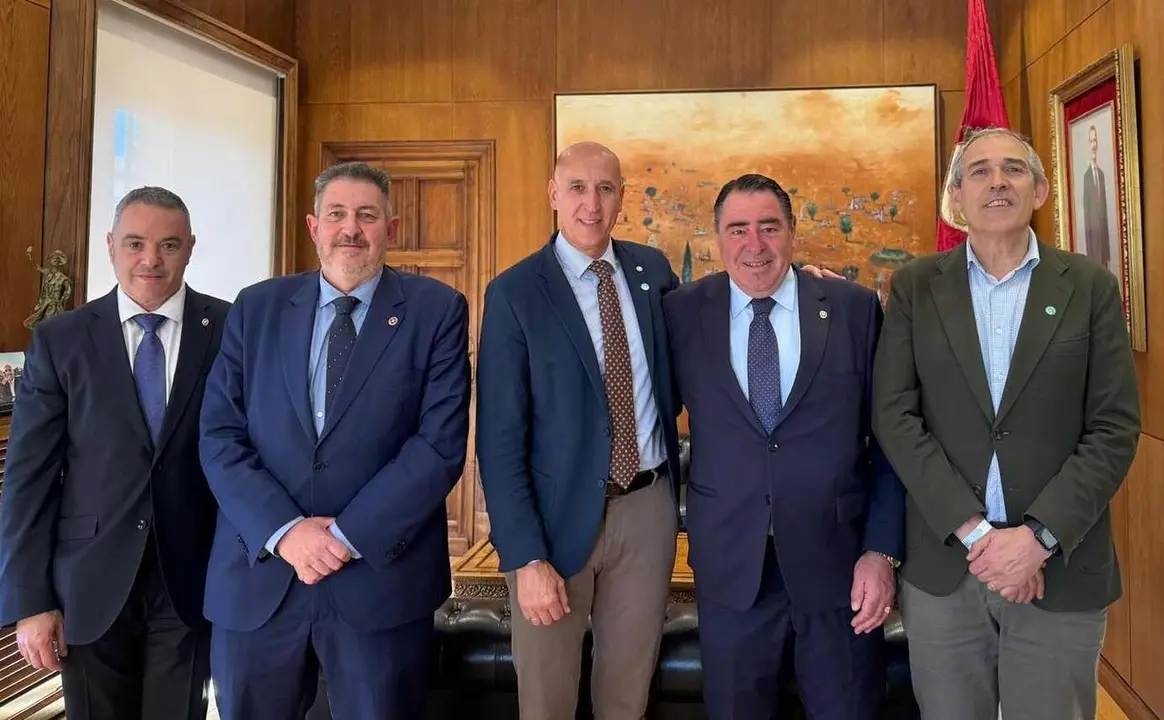 Canuria, segundo por la izquierda, durante una recepci&oacute;n oficial en el Ayuntamiento de Le&oacute;n.