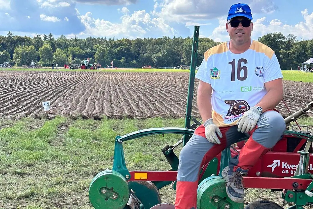 El mansill&eacute;s David Rodr&iacute;guez S&aacute;nchez, durante una competici&oacute;n de arado.