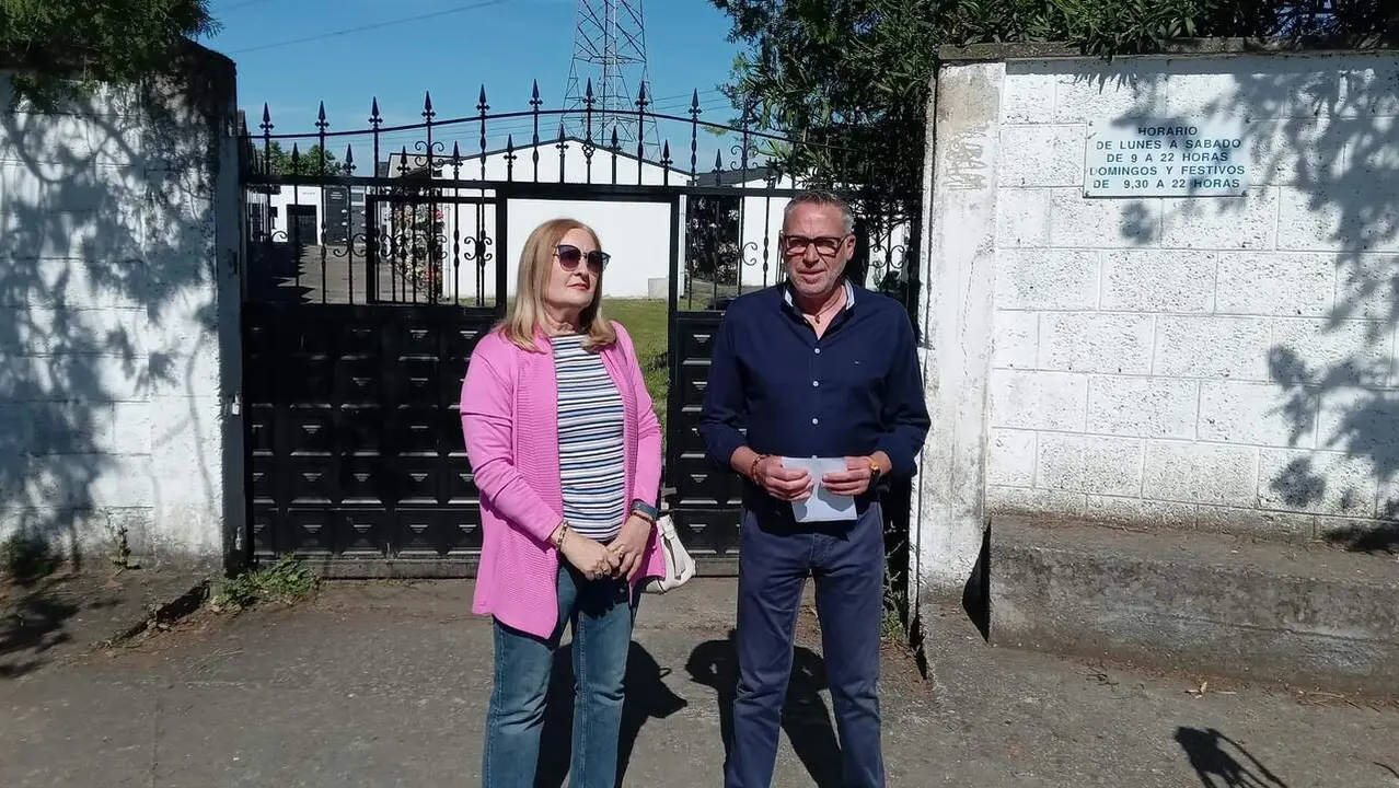 Jos&eacute; Antono Cart&oacute;n, a las puertas del cementerio de Fuentesnuevas. / Foto: El Bierzo Digital - &Aacute;E