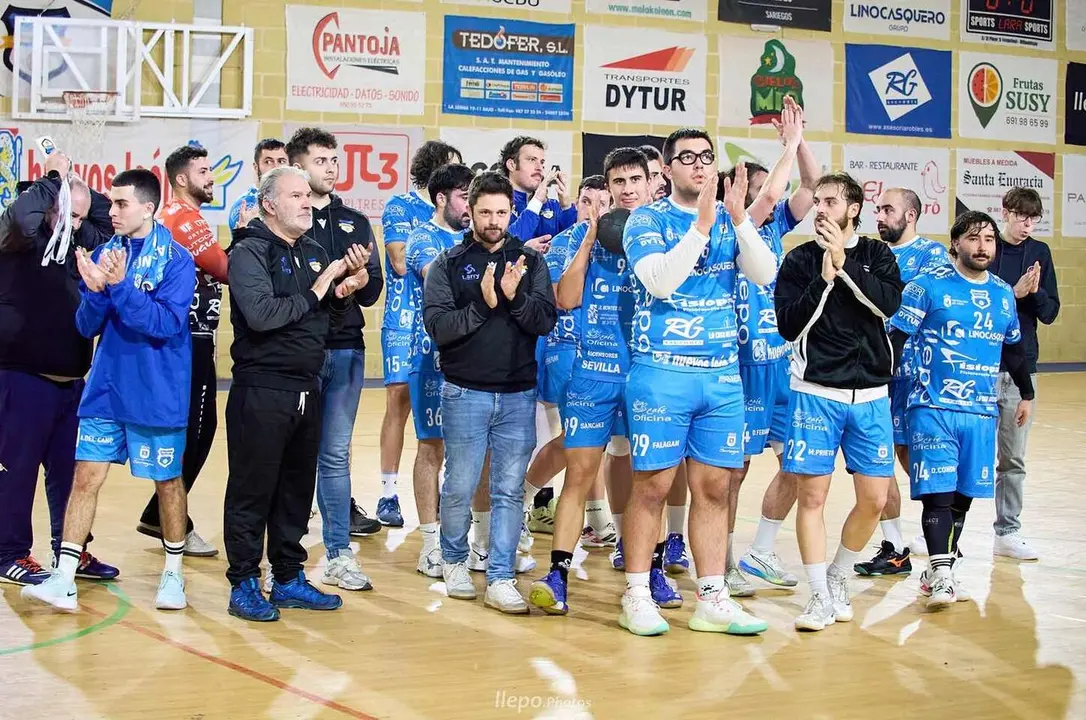 Los jugadores locales aplauden al p&uacute;blico a la conclusi&oacute;n del encuentro. Foto: llepo.photos