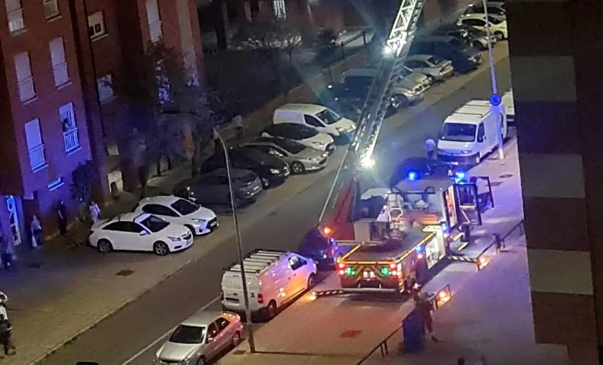 Efectivos de Bomberos Le&oacute;n y de la Polic&iacute;a Local en el lugar del suceso a &uacute;ltima hora de este jueves.