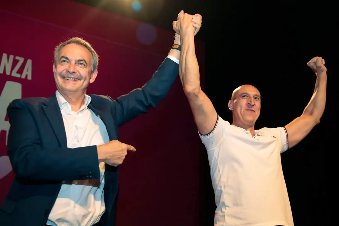 El expresidente del Gobierno, Jos&eacute; Luis Rodr&iacute;guez Zapatero, en el acto central de campa&ntilde;a del Partido Socialista de Le&oacute;n de 2023 junto al alcalde de Le&oacute;n, Jos&eacute; Antonio Diez. Foto: Campillo.