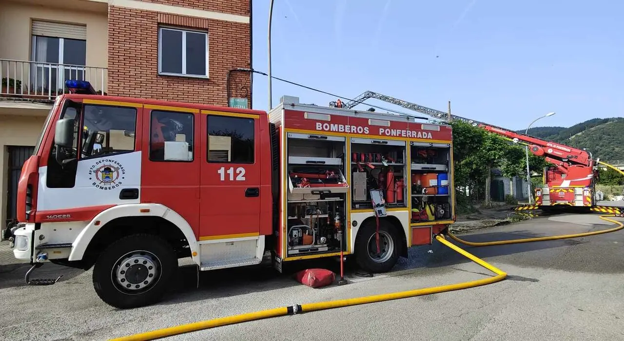 Efectivos de Bomberos de Ponferrada en el lugar del suceso.